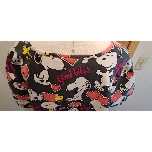 Peanuts Snoopy Good Vibes Hearts Woman's  V Neck Top See Measurements - Picture 2 of 4